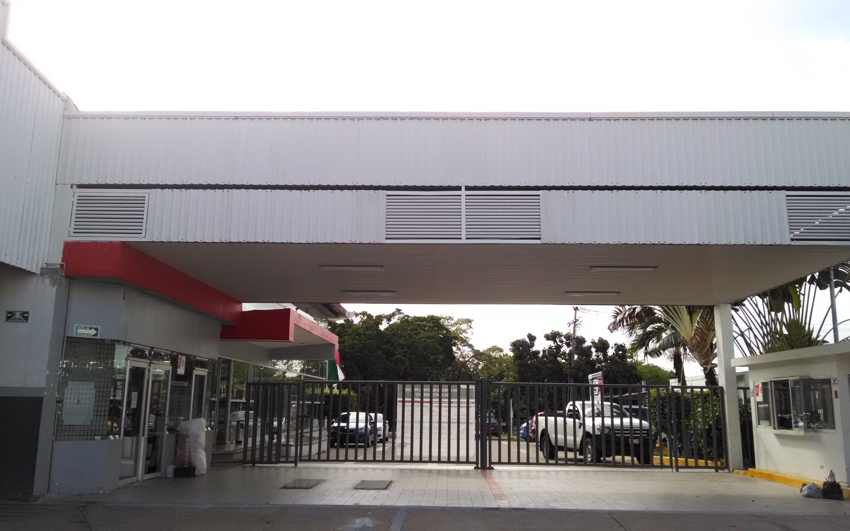 Marquesina y acceso terminado del área de servicios